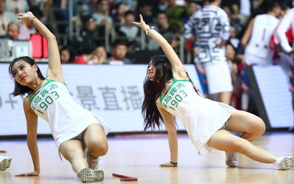 德甲-凱恩戴帽+中圈吊射基米希染紅 十人拜仁8-0九人升班馬